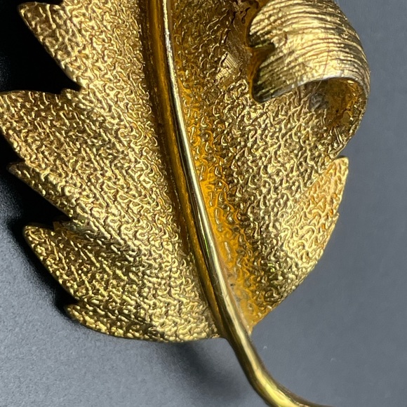 Coro Gold Tone Folded Leaf Pin Brooch, Vintage 1960s Coro, Excellent Condition - Picture 3 of 5